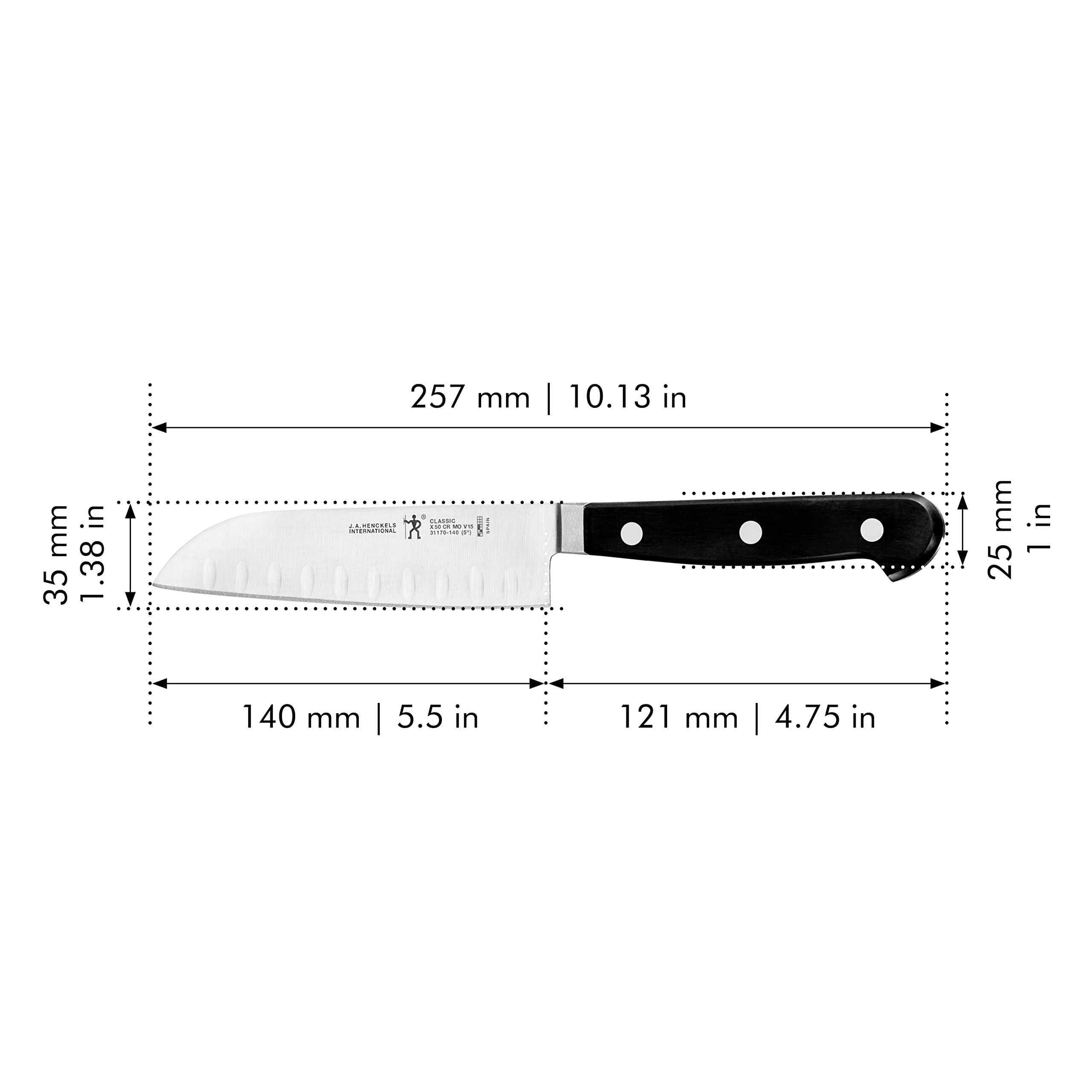HENCKELS Santoku en usage découpant un concombre pour un gain de vitesse en préparation