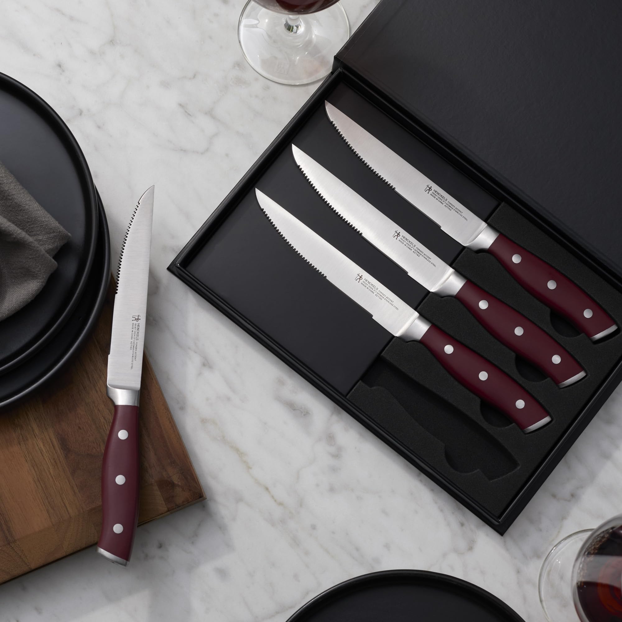 HENCKELS couteaux sur une table dressée, esthétique et service convivial