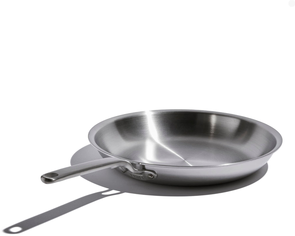 Heritage Steel poêle face avant montrant finition inox et base durable
