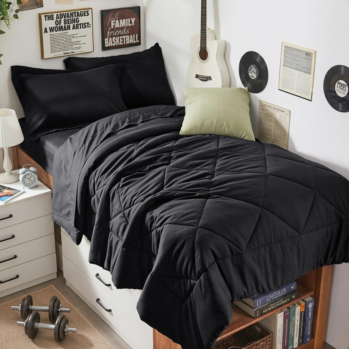 HEVUMYI ensemble face avant montrant couette noire et draps, look moderne et cosy