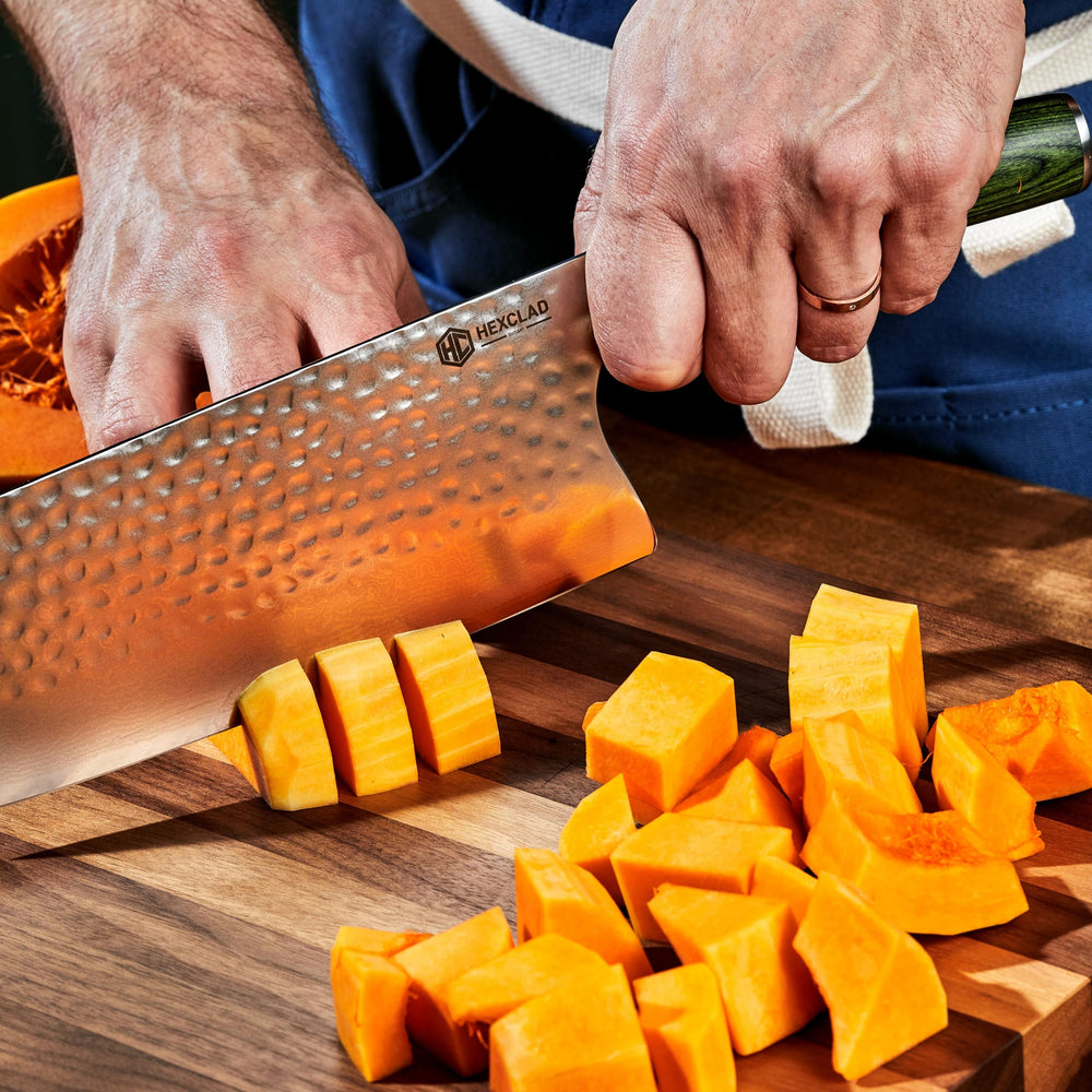 HexClad cleaver en mise en scène sur plan de travail, esthétique et performance