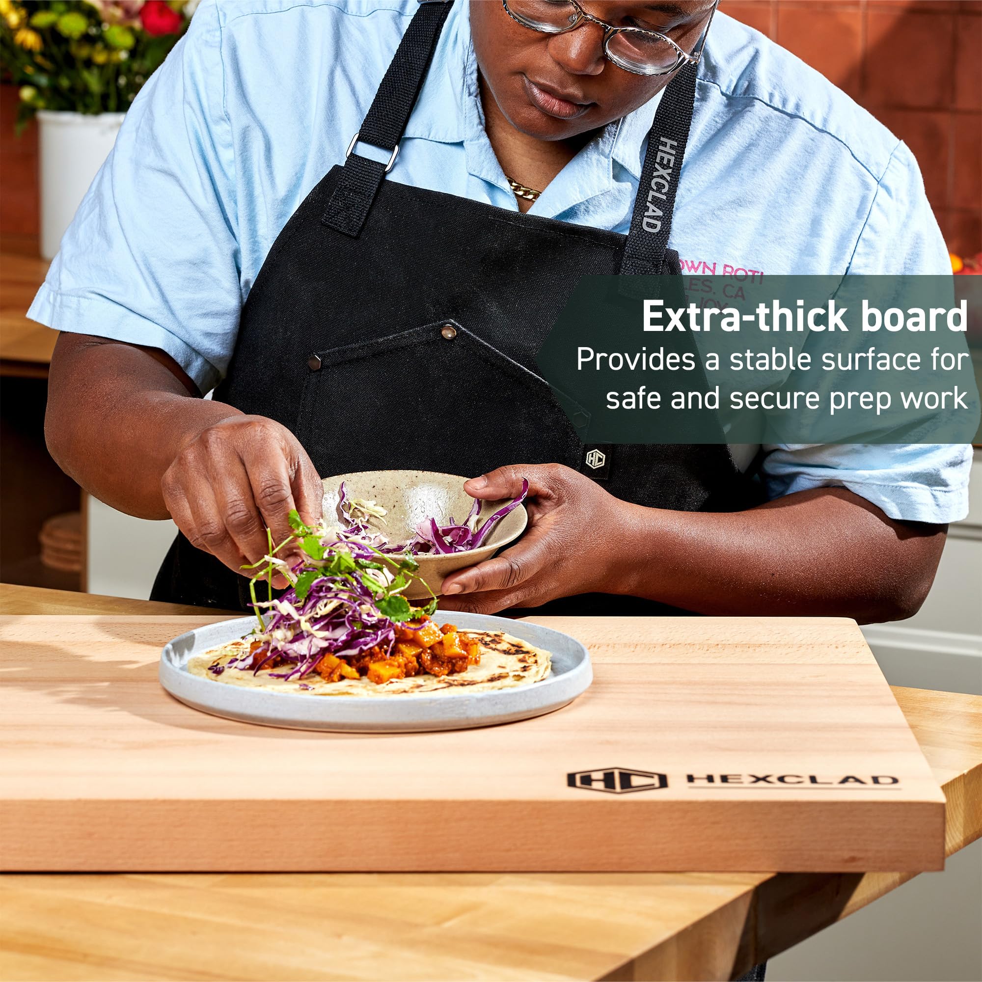 HexClad planche à côté d’une casserole pour montrer l’échelle et l’adaptabilité