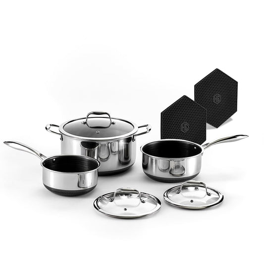 HexClad ensemble face avant montrant trois casseroles et deux dessous-de-plat, polyvalence