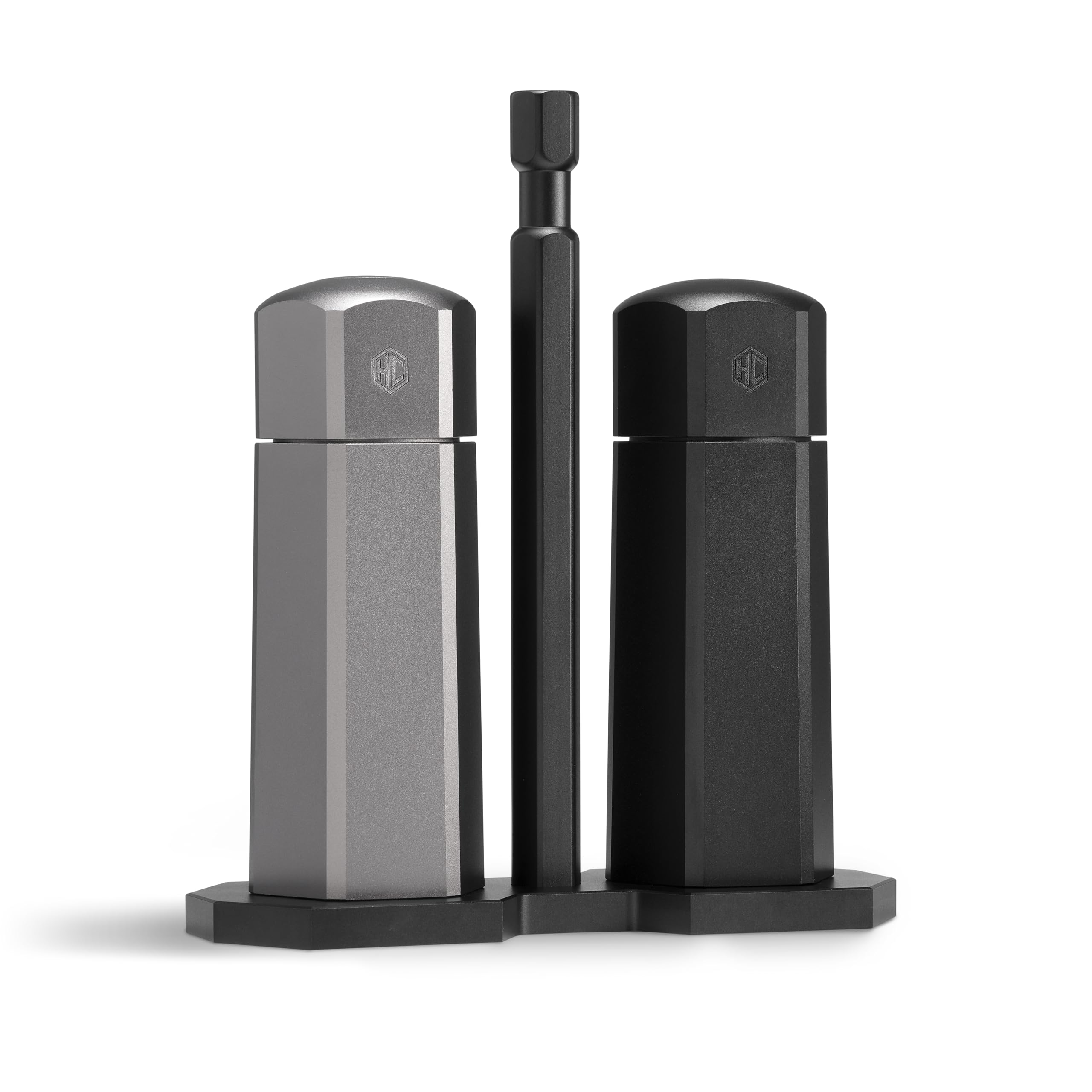 HexClad ensemble sel et poivre avec caddy proprement disposé sur la table, facilite le service