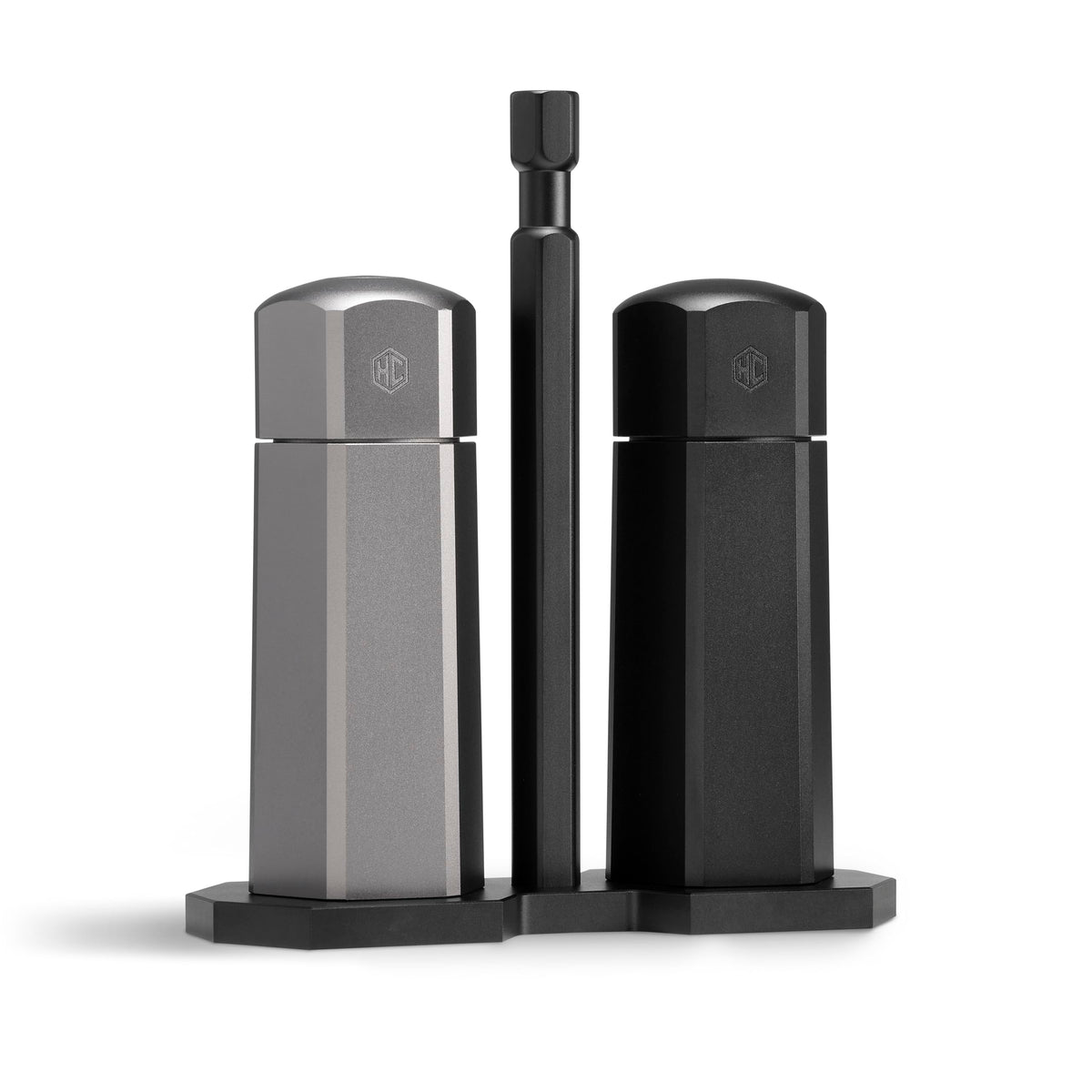 HexClad ensemble sel et poivre avec caddy proprement disposé sur la table, facilite le service