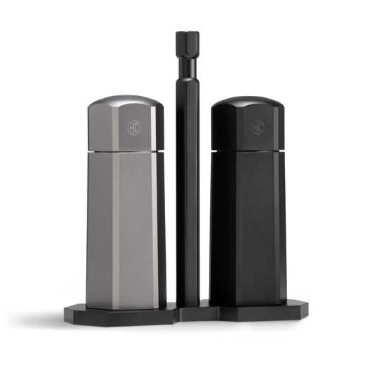HexClad ensemble sel et poivre avec caddy proprement disposé sur la table, facilite le service