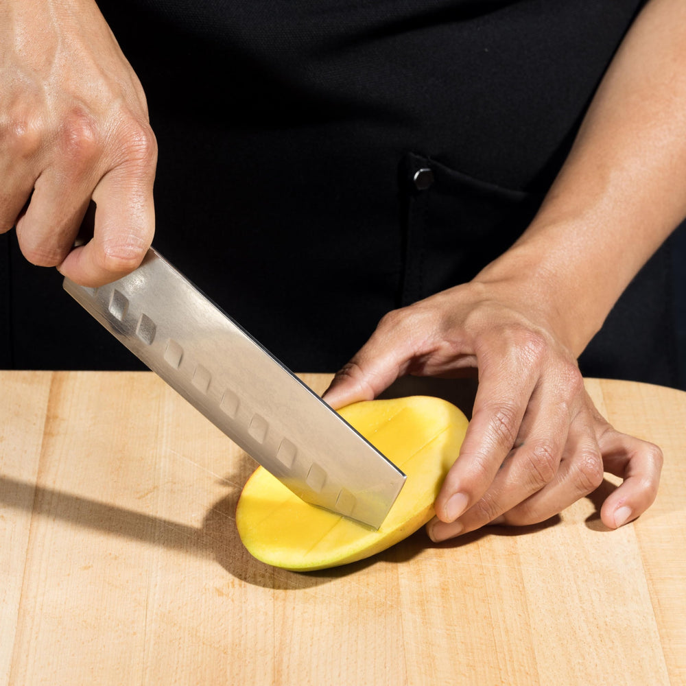 HexClad couteau exposé sur plan de travail lifestyle, intégration en cuisine moderne