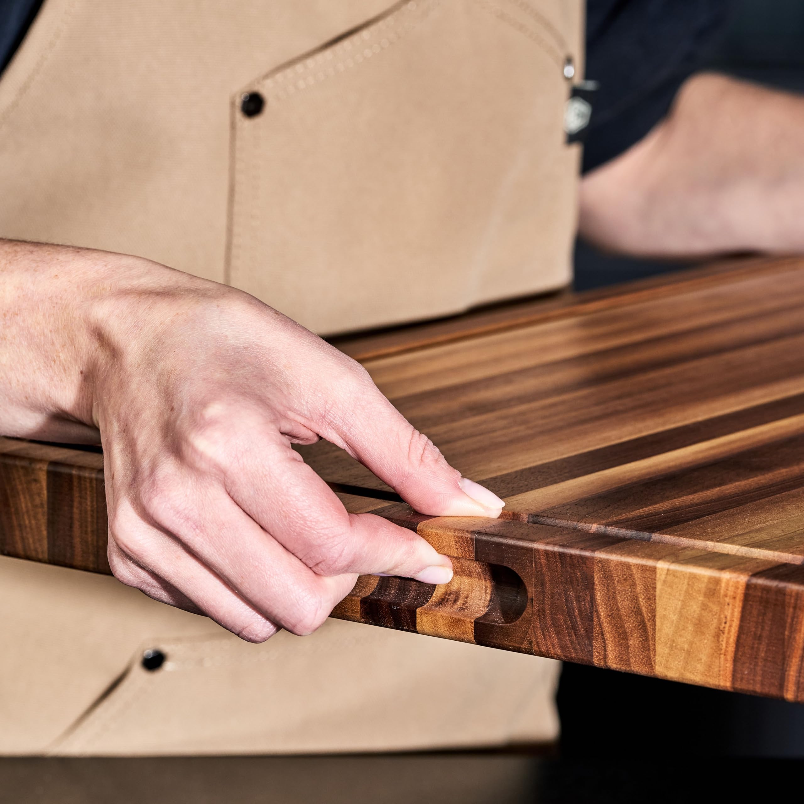 HexClad planche noyer comparaison échelle main révèle dimensions généreuses