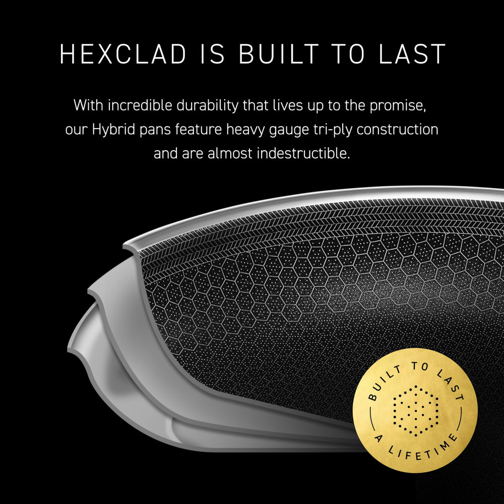 HexClad plat dans un four gratiné montrant compatibilité haute température et finition dorée