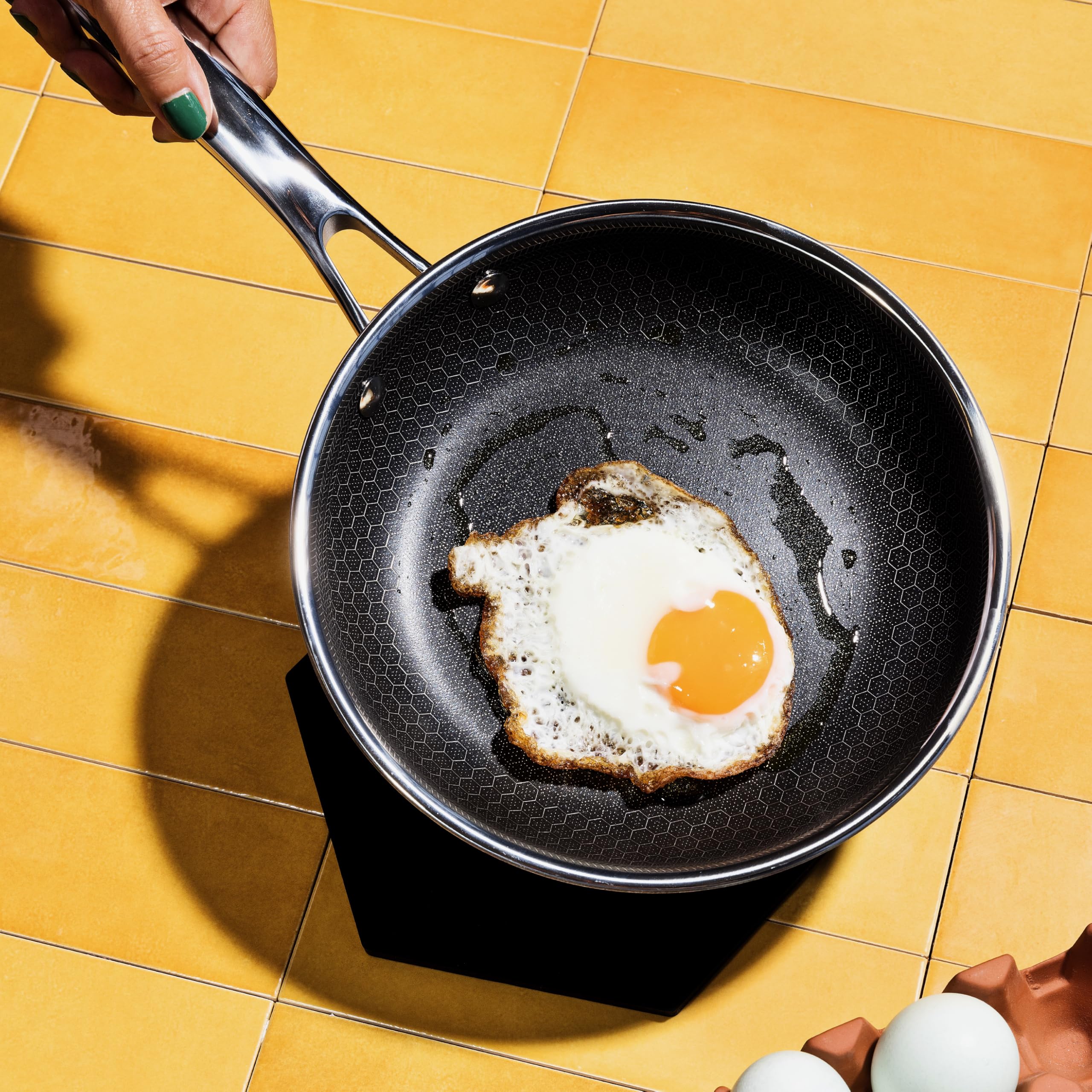 HexClad poêle 7" en usage avec œuf poché, contrôle précis de la cuisson