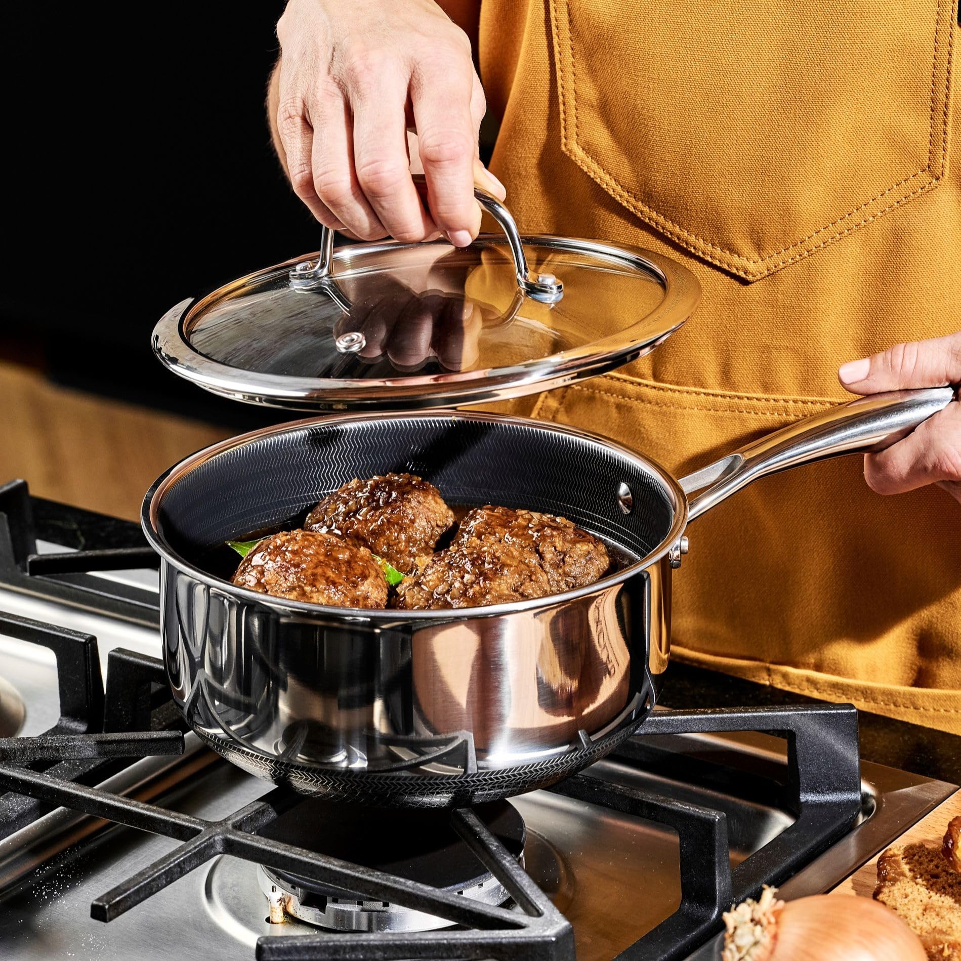 HexClad saucier dans une cuisine moderne illustrant usage quotidien et style