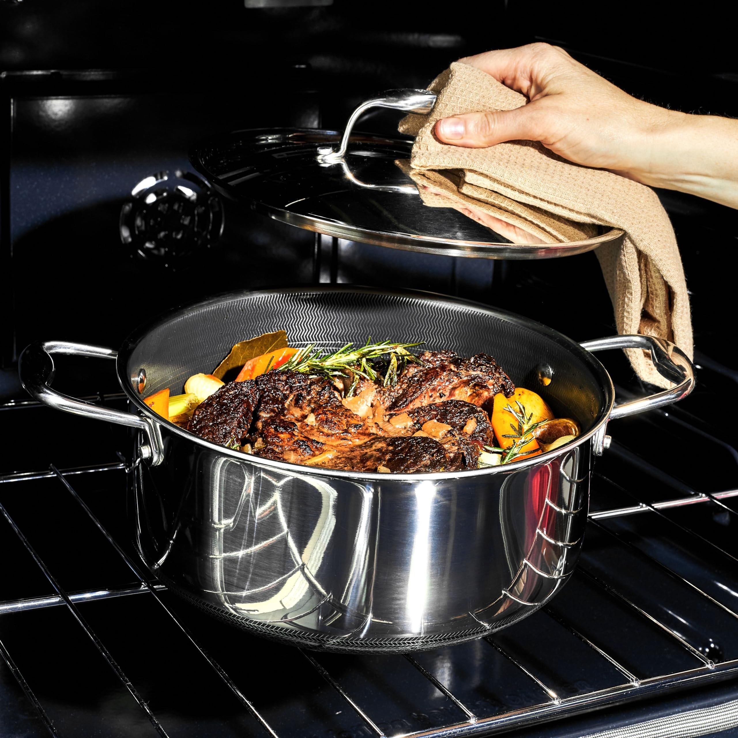 HexClad scène de table illustrant plats mijotés pour repas familial