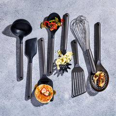 HexClad ustensiles en action remuant une poêle pour efficacité de cuisson