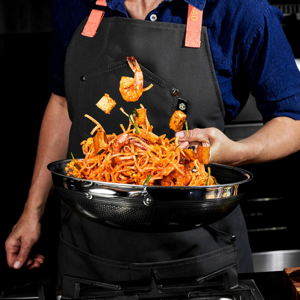 HexClad wok posé dans une cuisine, polyvalence et esthétique professionnelle