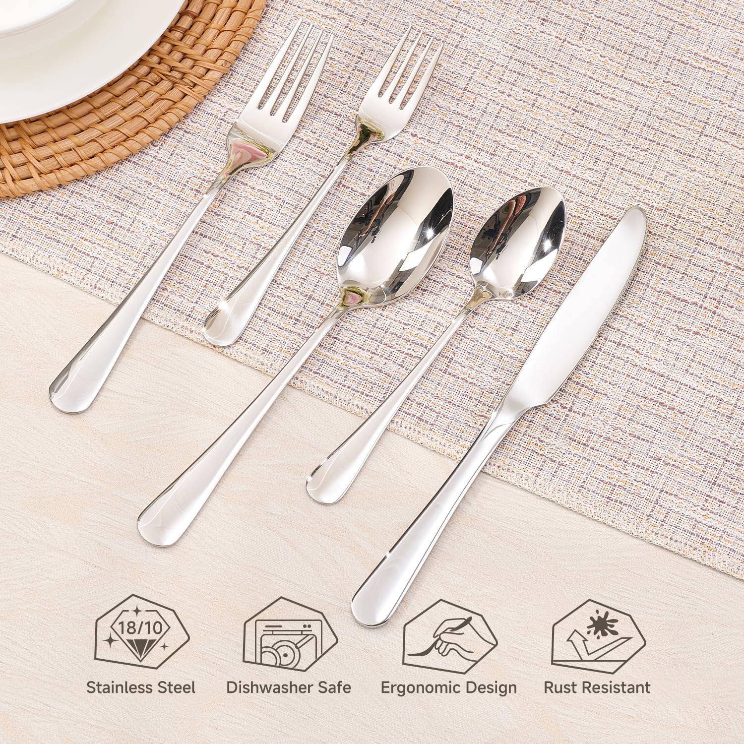 HIKAA set sur table décorée mettant en valeur ambiance raffinée