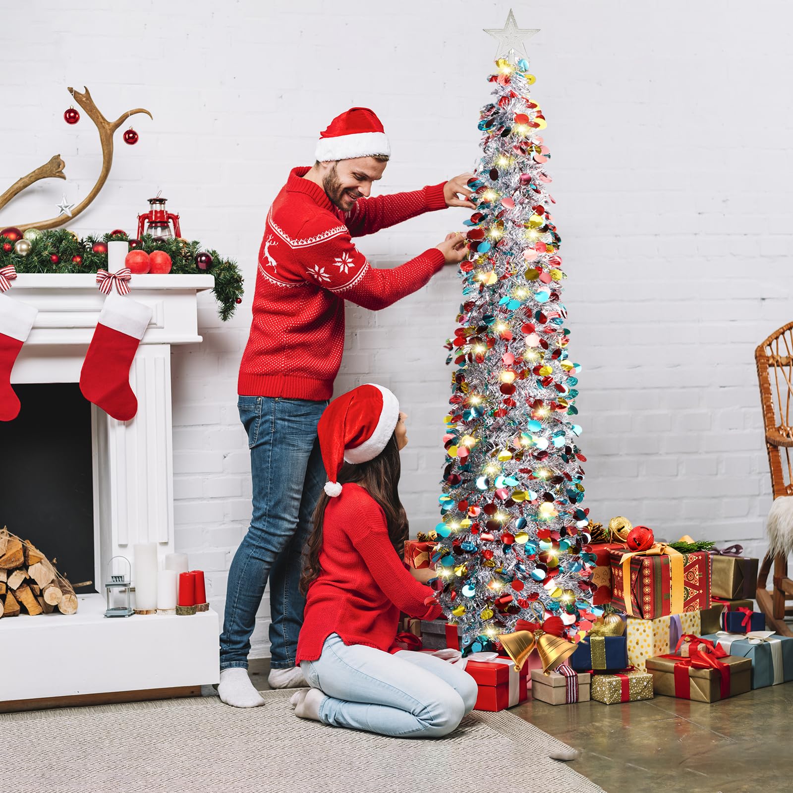 HISFFOG sapin placé près cheminée, mise en scène festive élégante