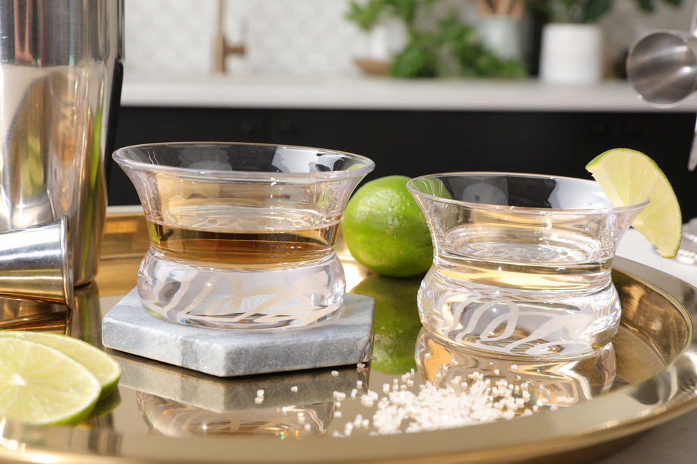 Historically Modern Designs gros plan profil du verre Oaxaca montrant la forme soufflée à la main