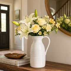 hjn pichet-vase avec fleurs colorées mettant en valeur contraste décoratif