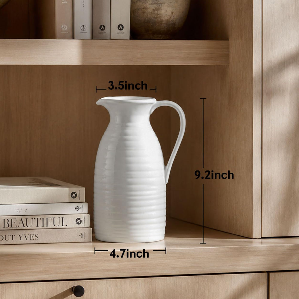 hjn pichet-vase posé sur table de déjeuner apportant ambiance chaleureuse