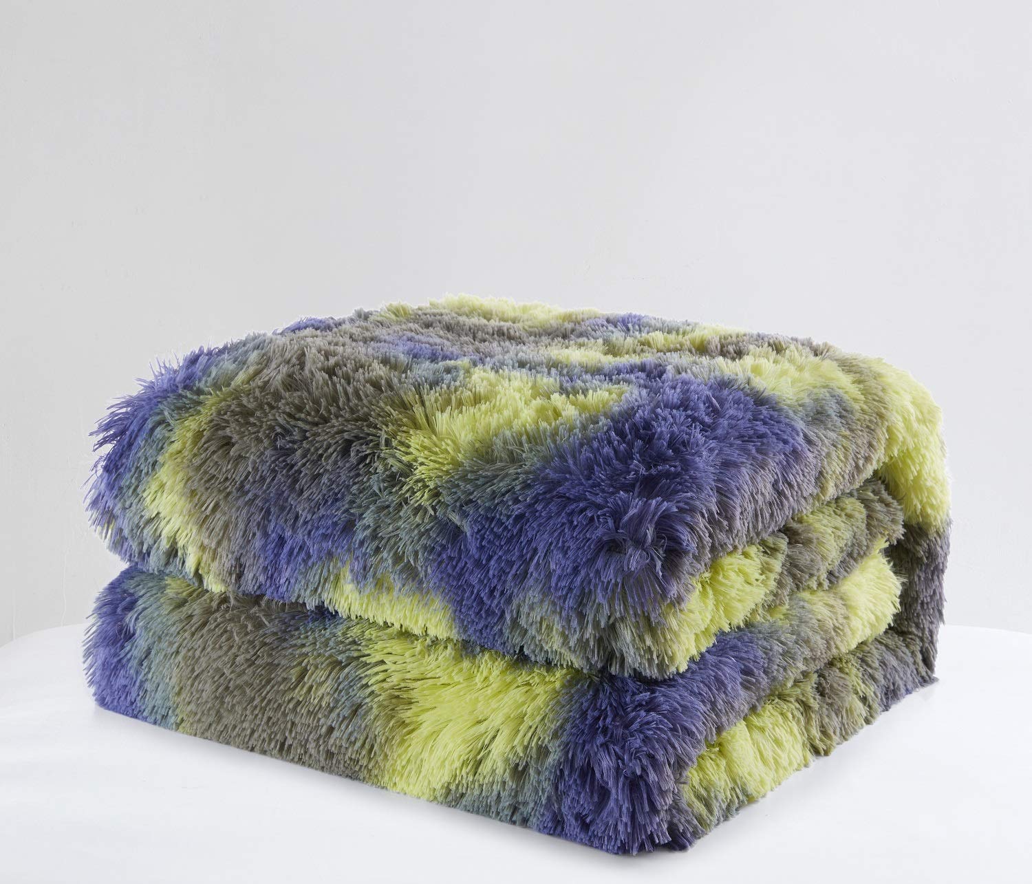 Hobed Life enfant couvert par le plaid montrant confort pour jeunes