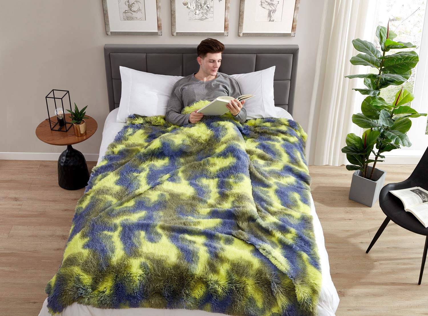 Hobed Life plaid disposé sur un fauteuil ajoutant chaleur décorative