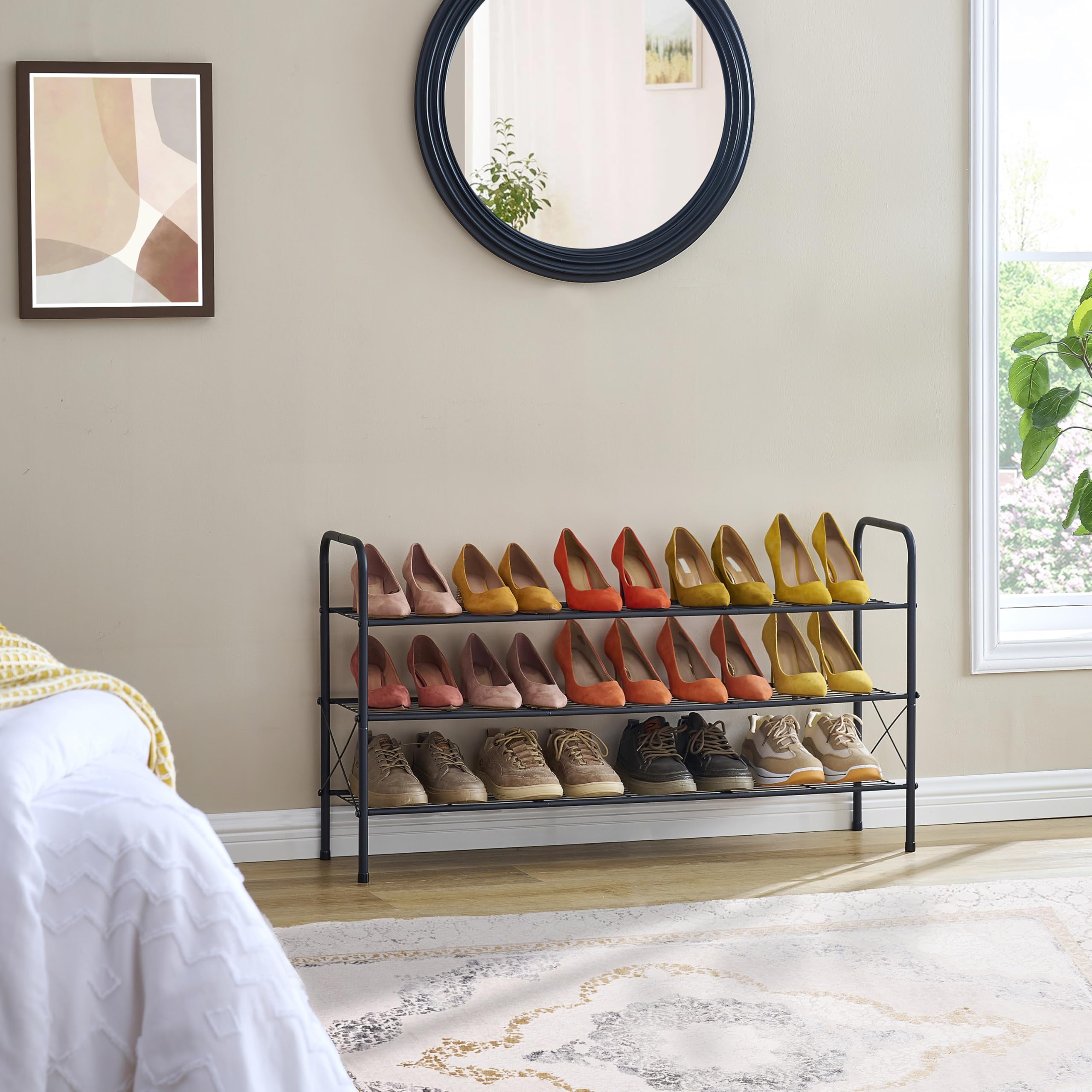Hoctieon étagères remplies de bottes et baskets illustrant capacité de rangement
