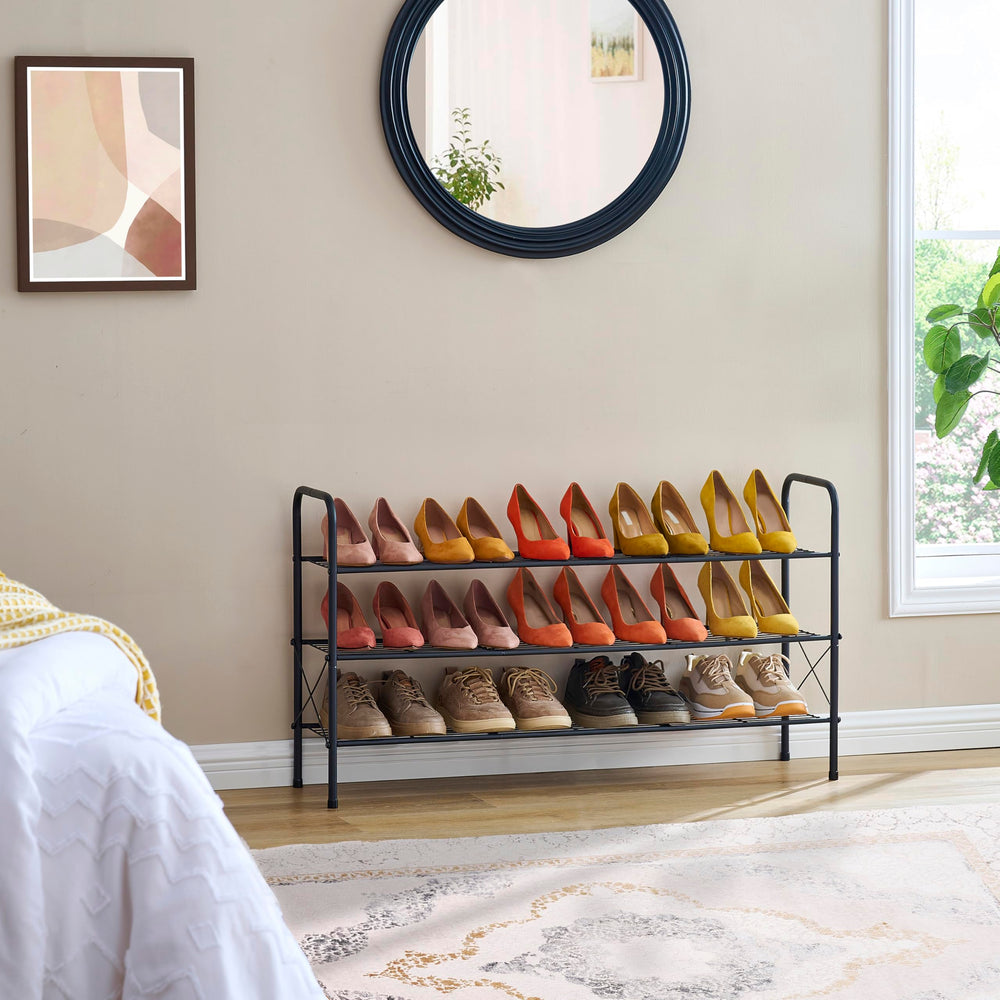 Hoctieon étagères remplies de bottes et baskets illustrant capacité de rangement
