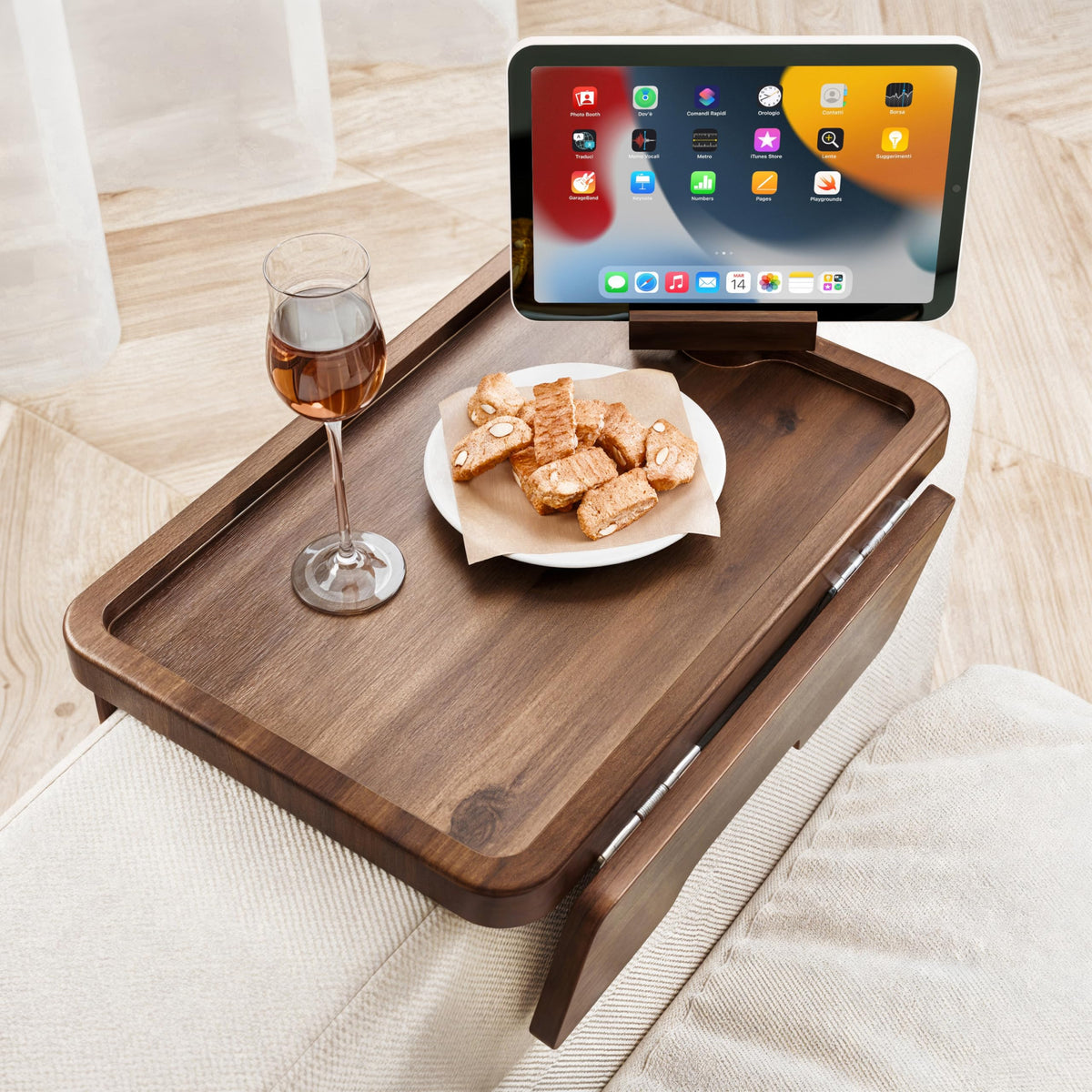 HOLANA tablette d'accoudoir vue de face sur un canapé, maintien stable pour boissons