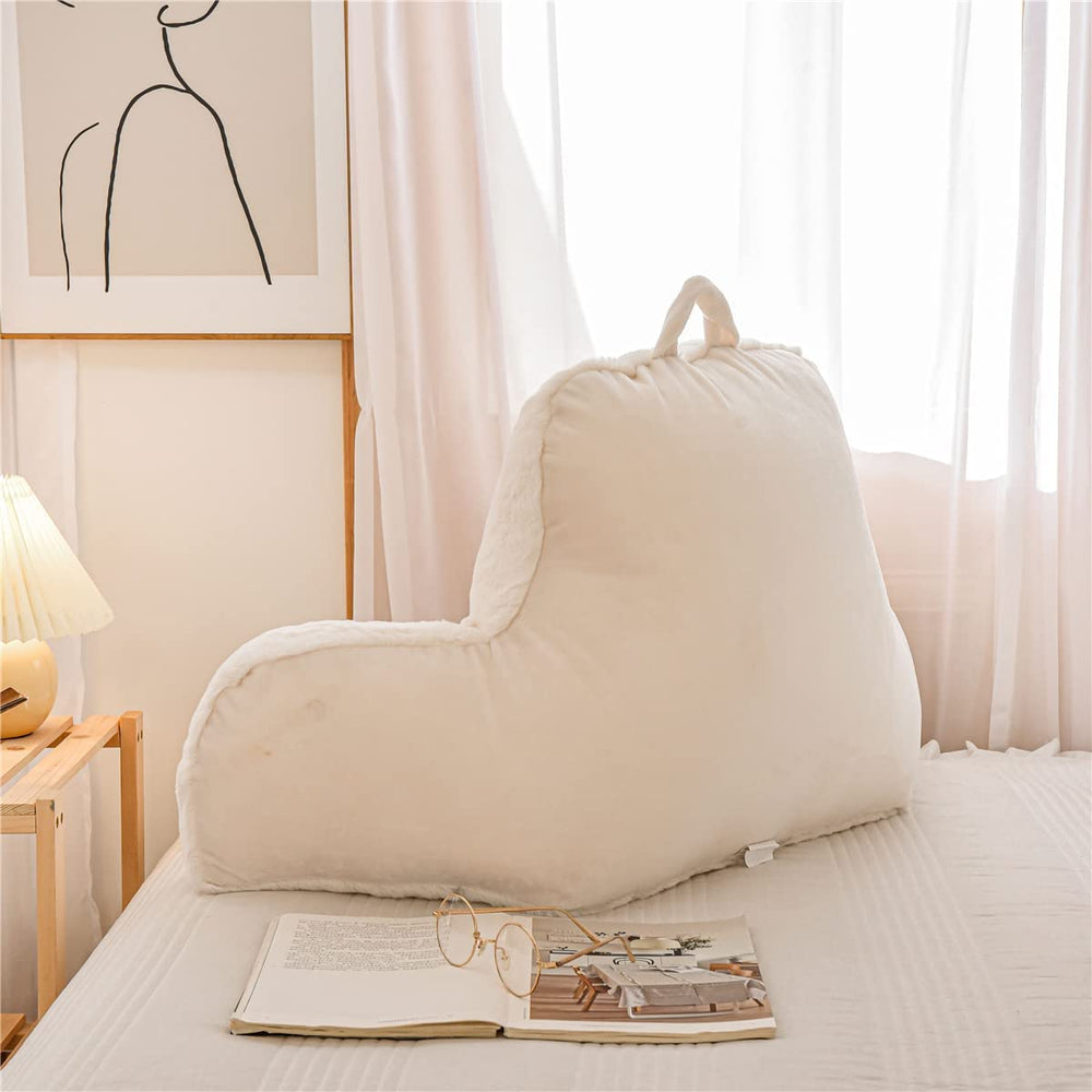 Personne utilisant Holawakaka au lit pour lire avec maintien ergonomique