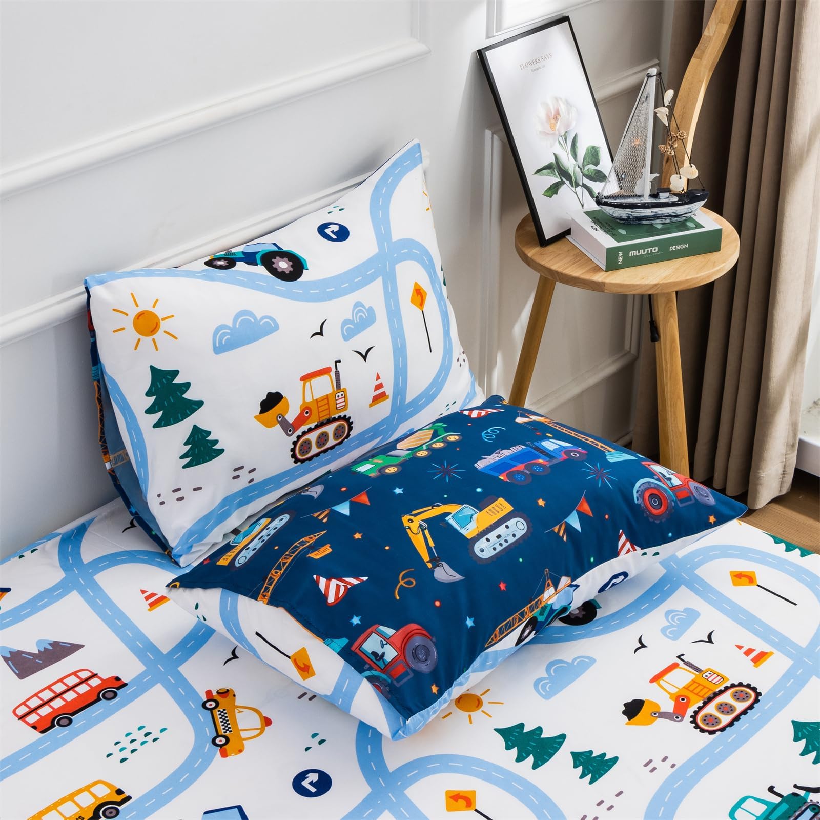 Holawakaka ensemble posé sur lit enfant stimulant chambre thématique