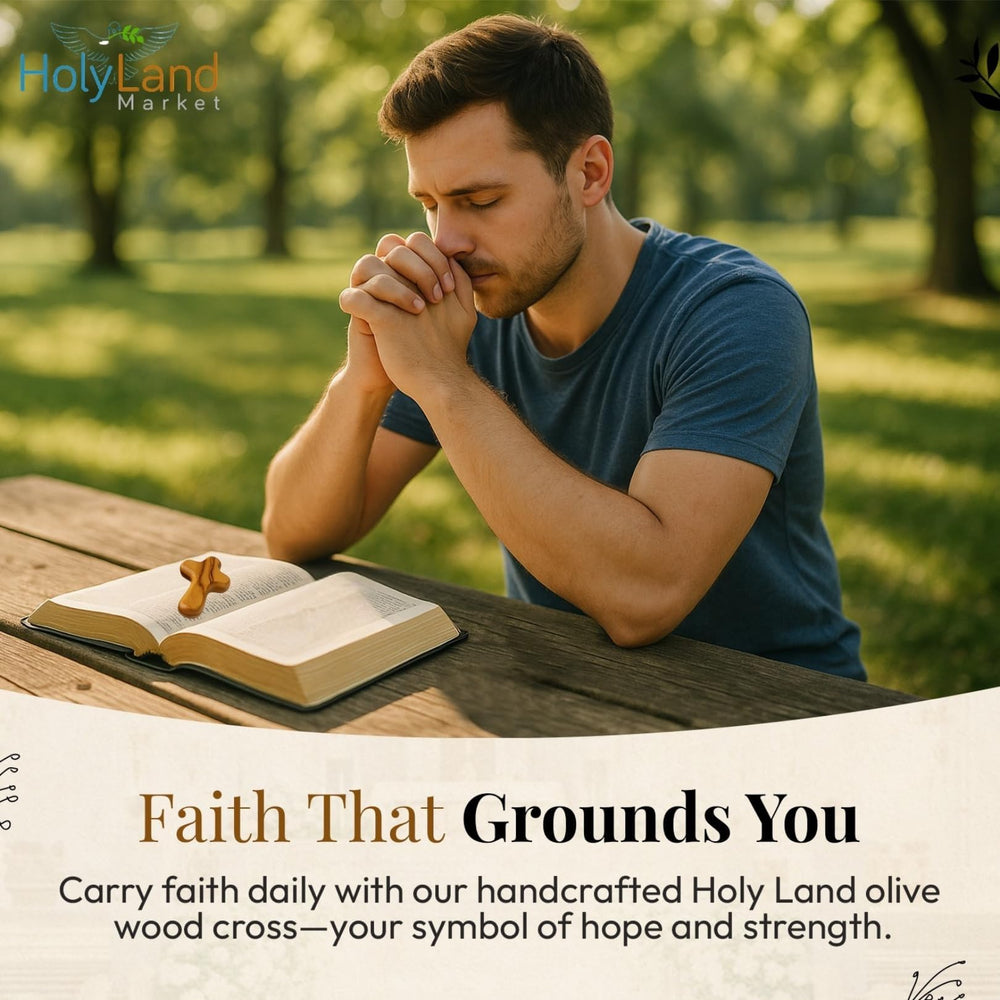 Holy Land Market croix utilisée pour méditation, réconfort en main
