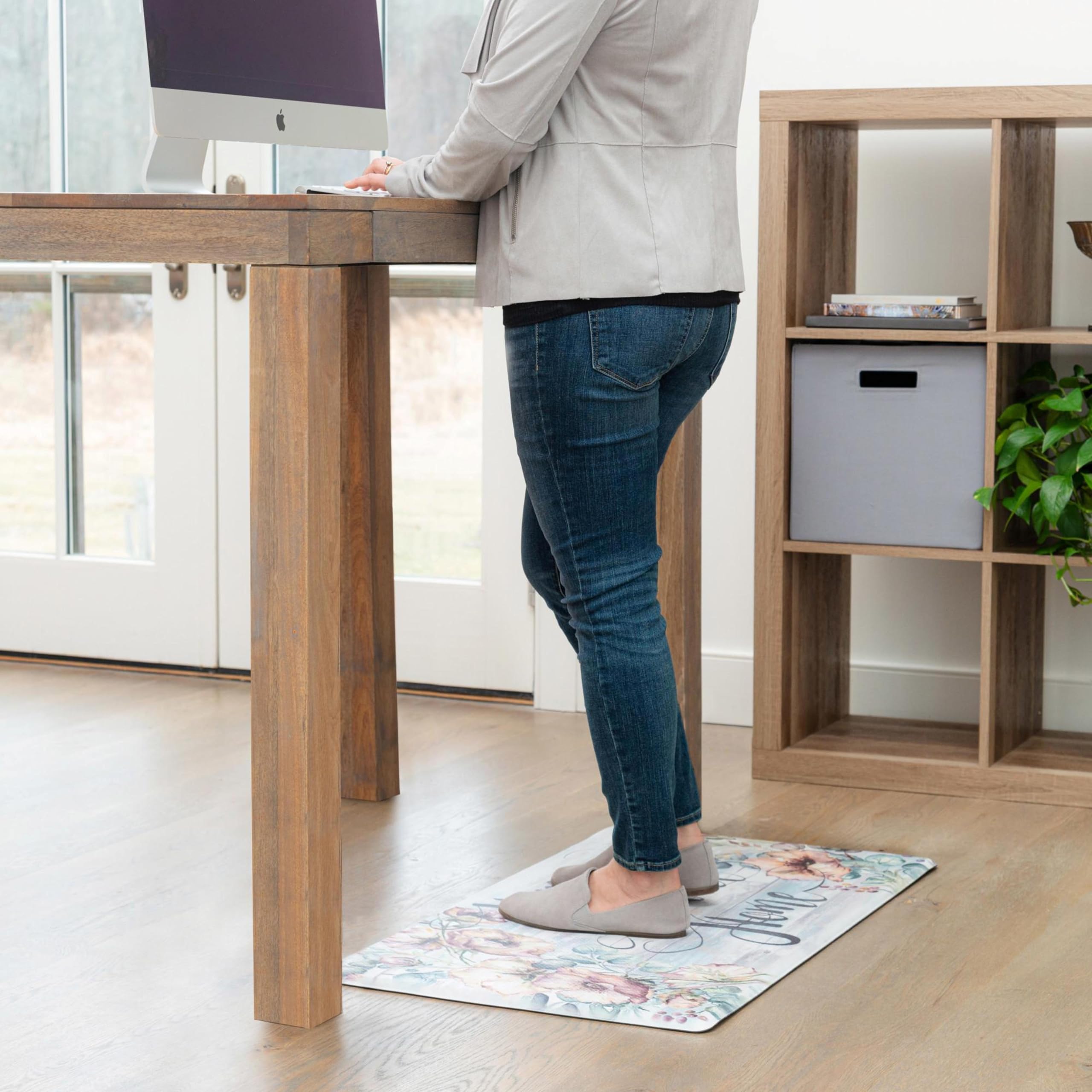 Home Dynamix tapis à côté d'une chaise pour référence d'échelle
