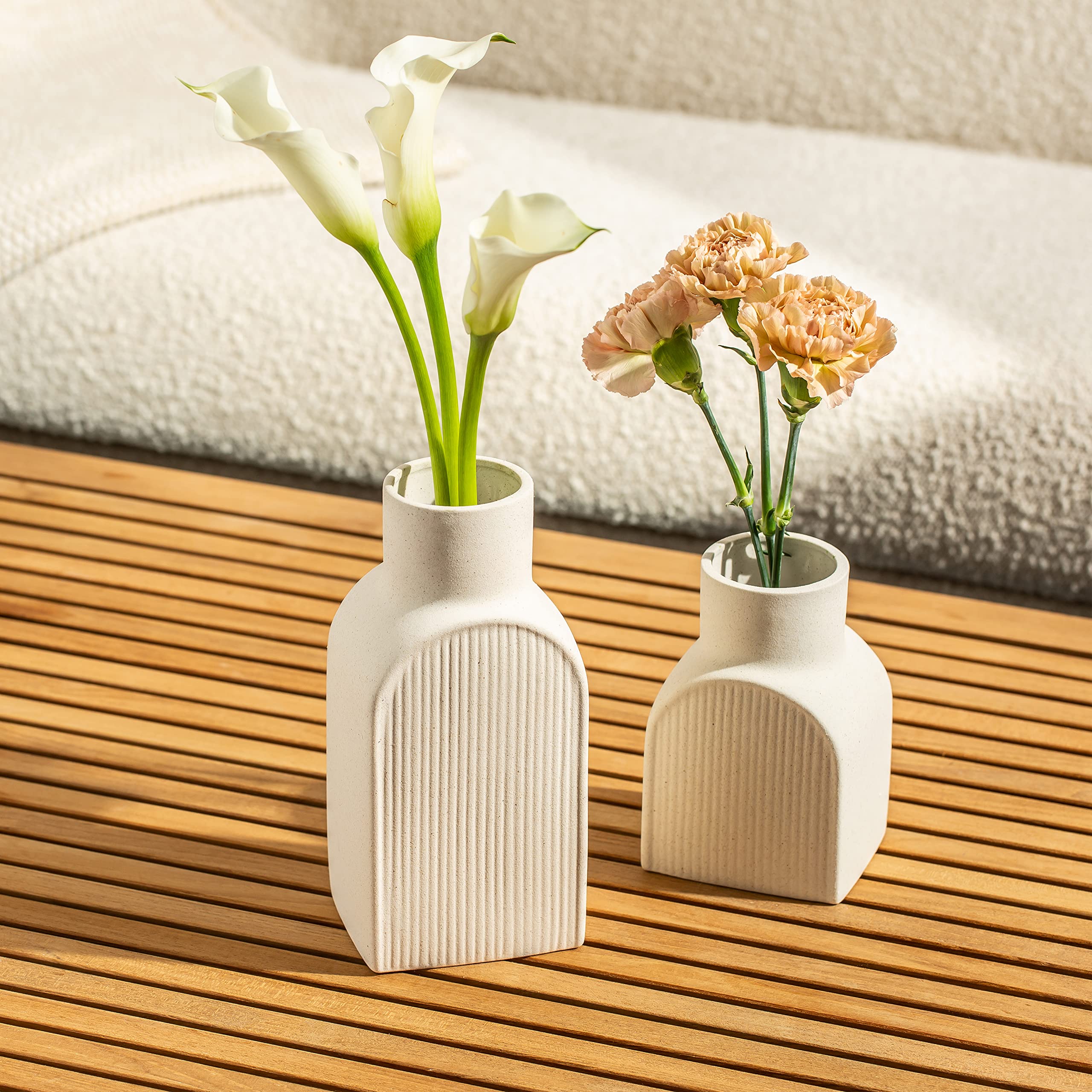 Home Habitat vase en usage avec fleurs fraîches offrant une présentation stable et raffinée