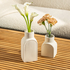 Home Habitat vase en usage avec fleurs fraîches offrant une présentation stable et raffinée