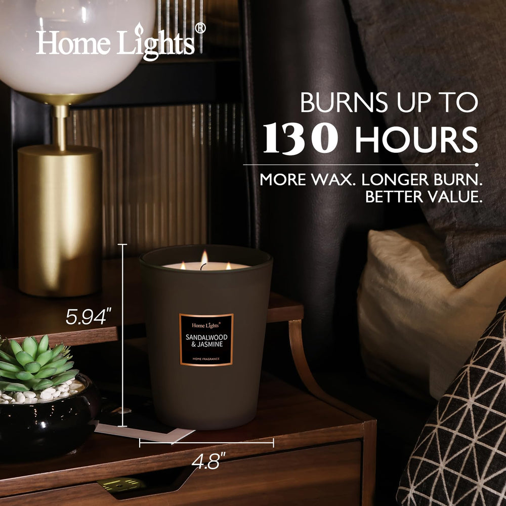 Home Lights bougie posée sur une table de salon créant ambiance chaleureuse