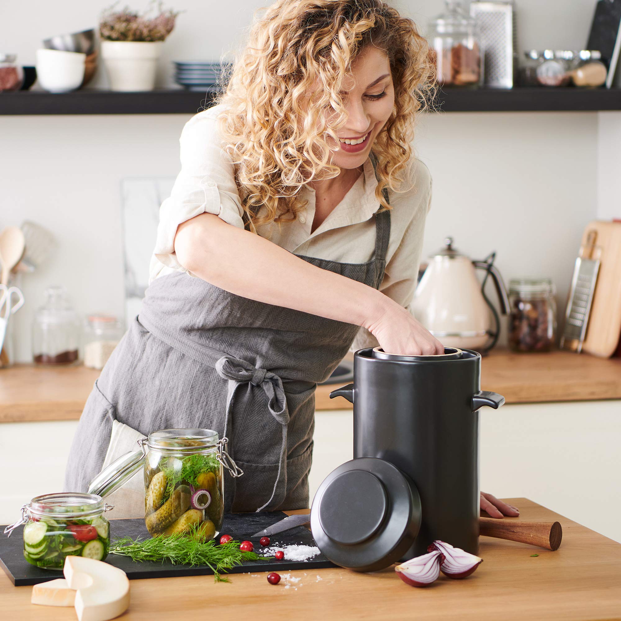 HomeBuddy pot tenu à la main pour comparaison d'échelle et maniabilité