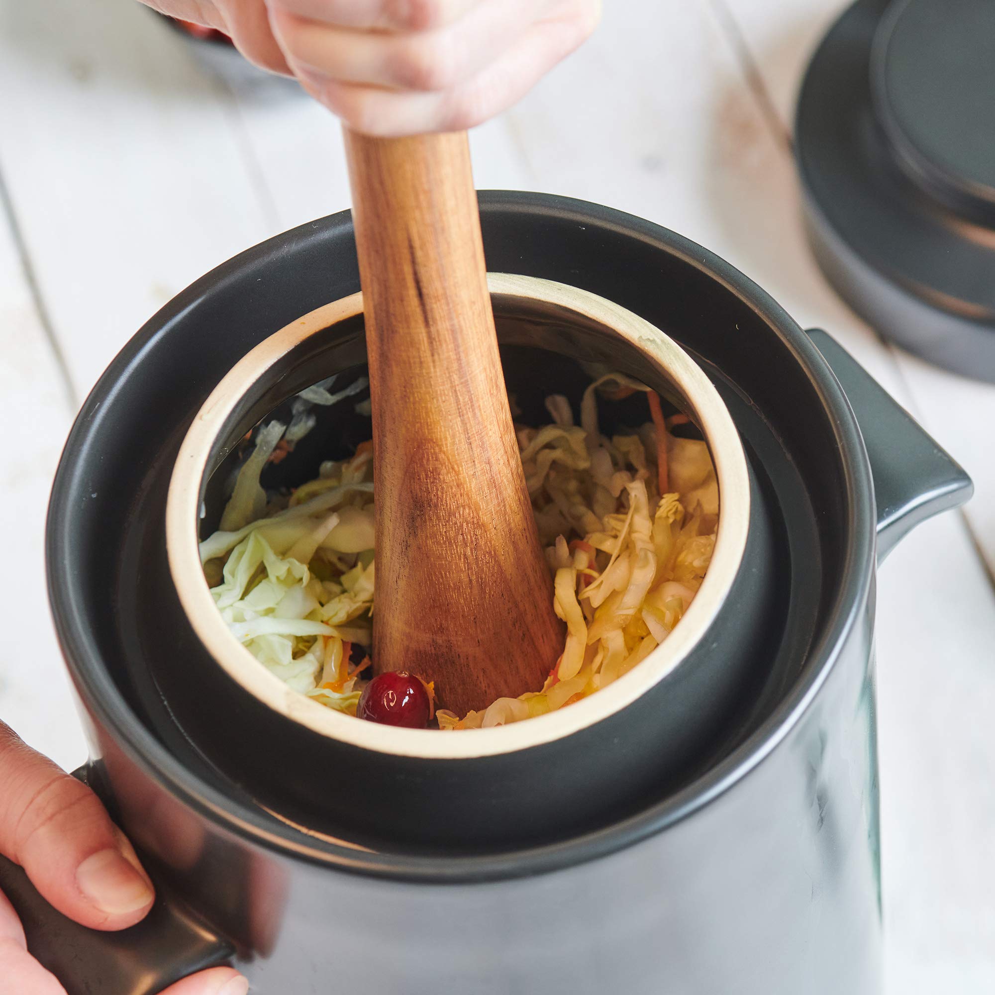 HomeBuddy pot présenté sur une étagère de cuisine, ajoute du style au plan de travail