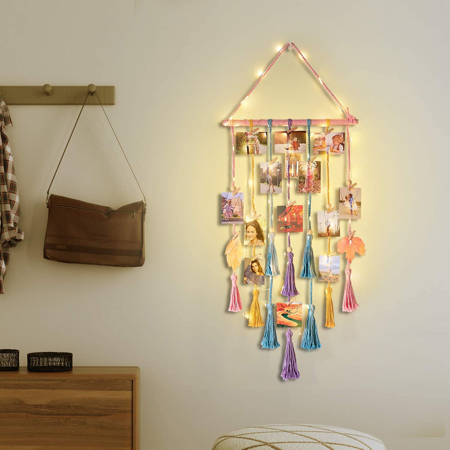 Homecor décor mural installé dans une chambre d'adolescente, look bohème chaleureux