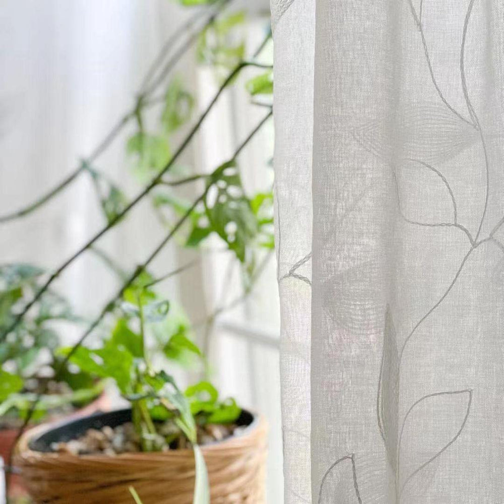 HOMEIDEAS chambre stylée avec rideaux apportant intimité et douceur