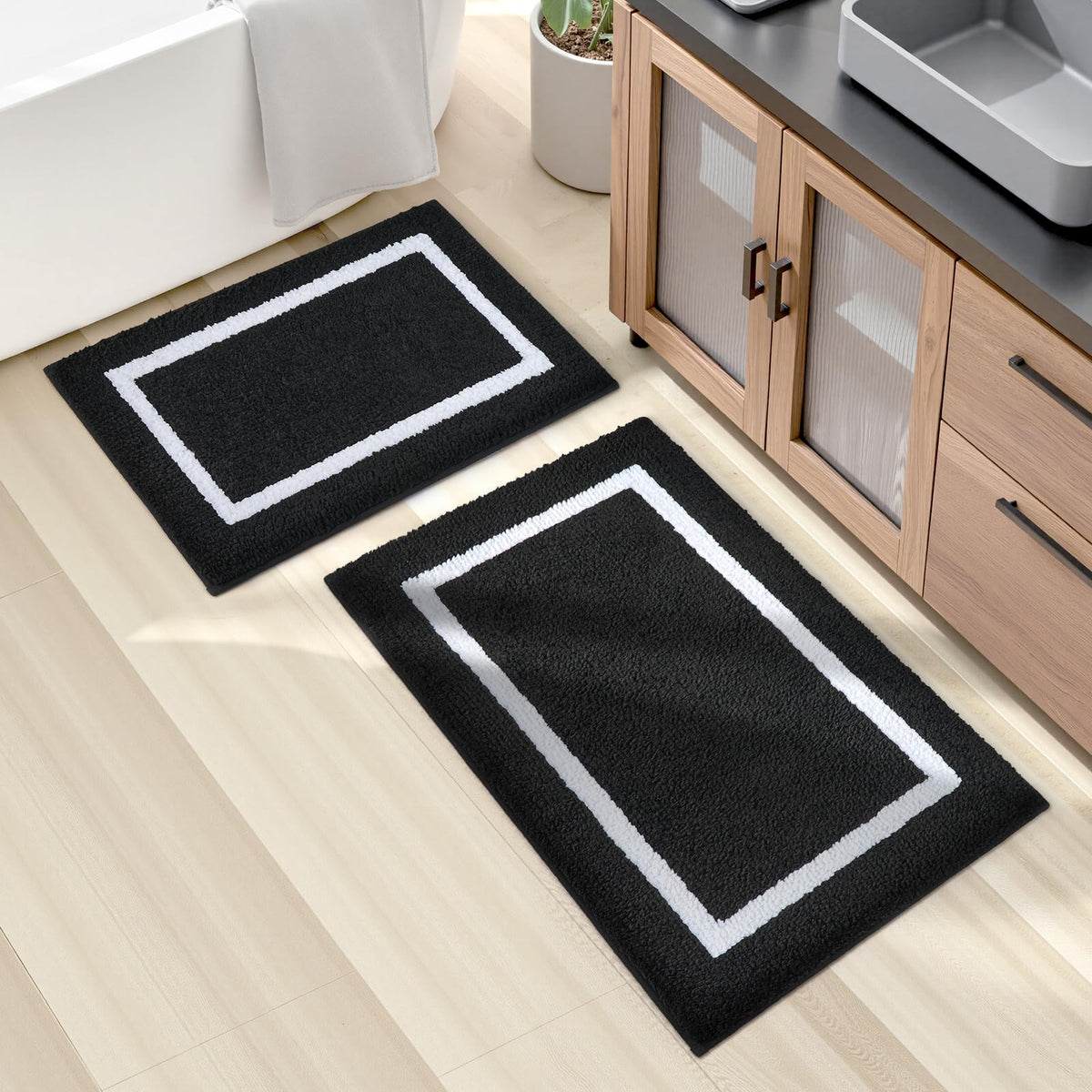 HOMEIDEAS ensemble de tapis de bain noir et blanc montrant l'avant et les deux tailles