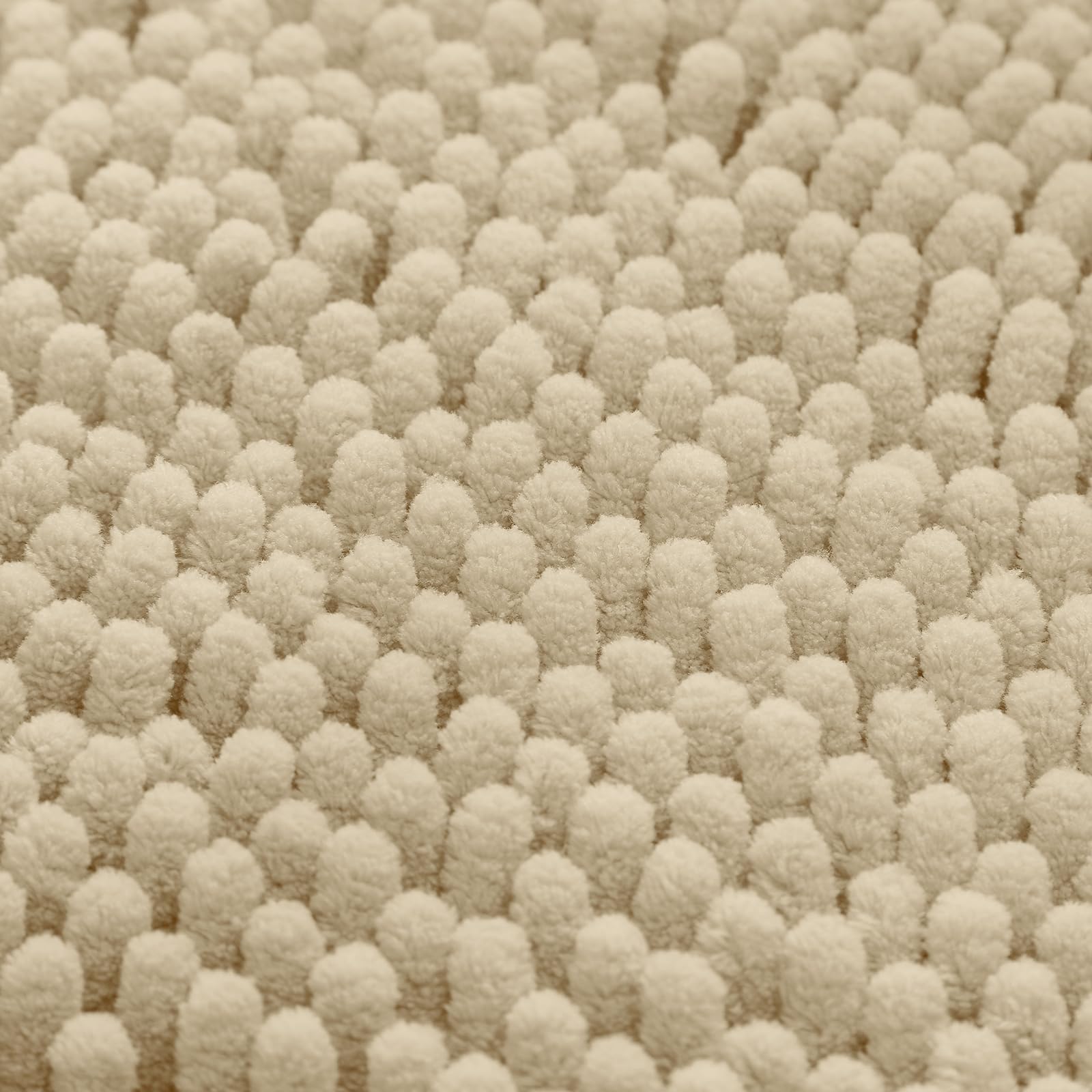 HOMEIDEAS tapis beige en salle de bain décorée, style et fonctionnalité