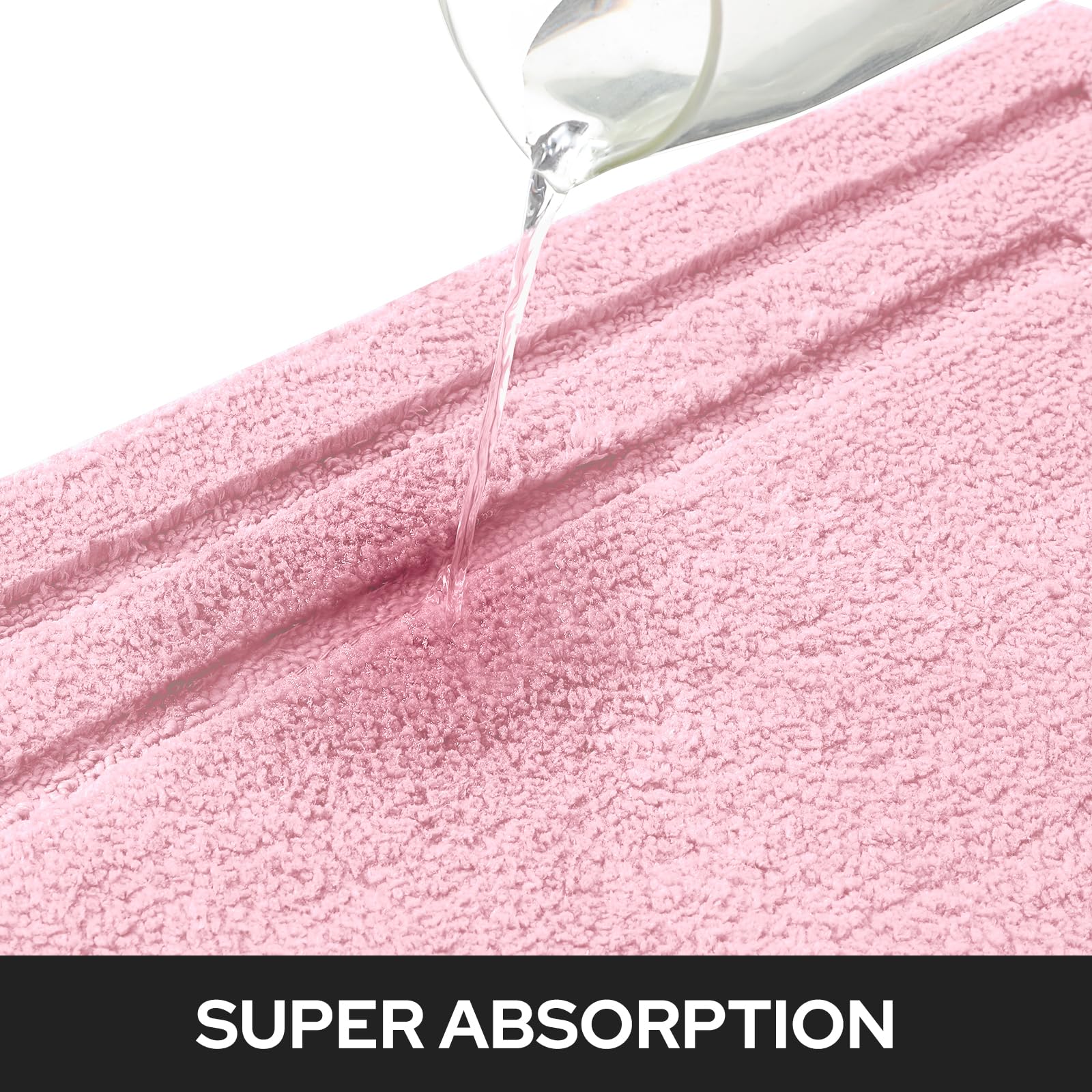 HOMEIDEAS tapis rose posé dans une salle de bain décorée cosy
