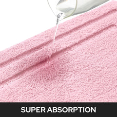 HOMEIDEAS tapis rose posé dans une salle de bain décorée cosy