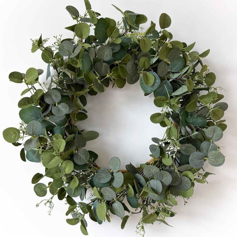 HomeKaren couronne eucalyptus vue de face, apporte accueil chaleureux