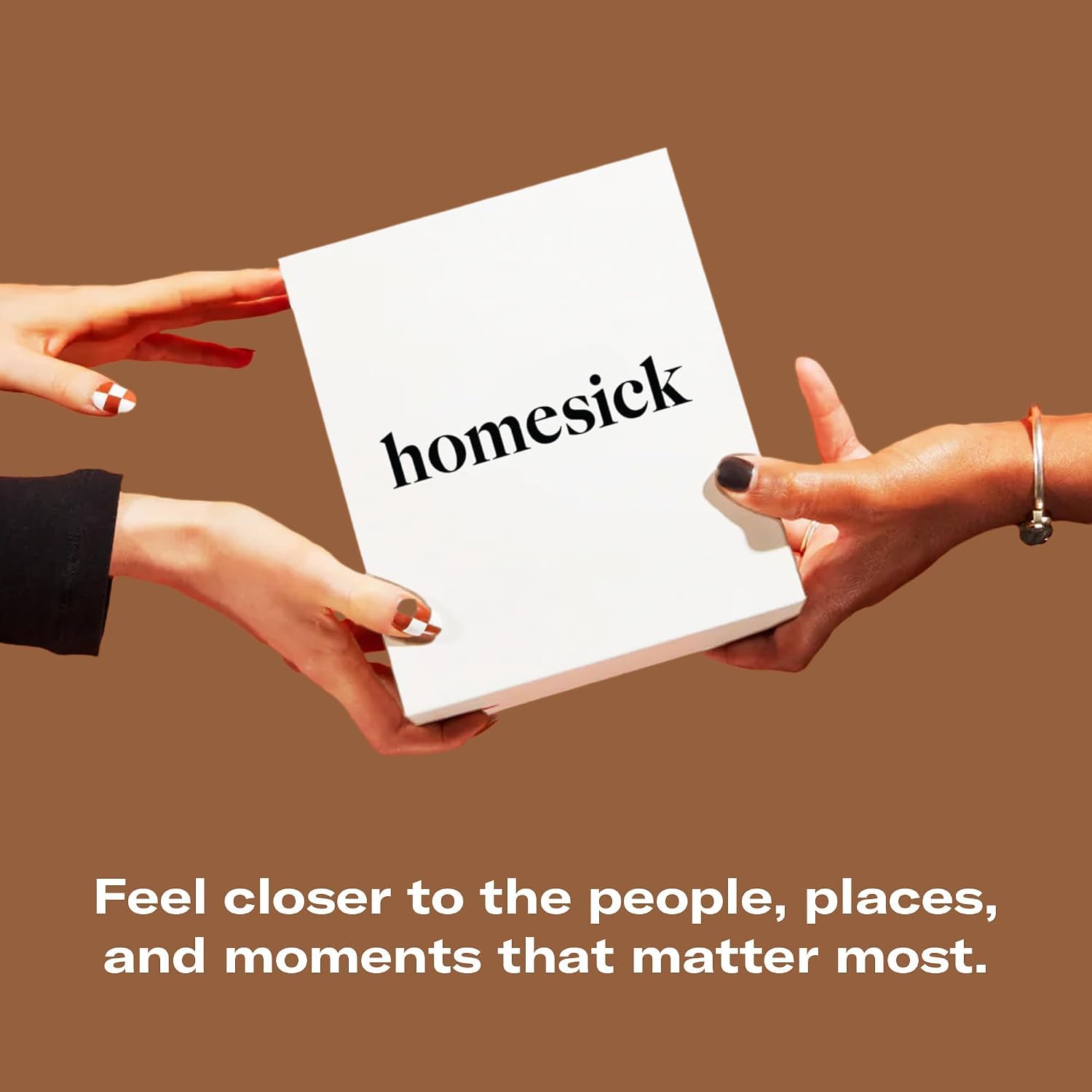 Homesick bougie tenue à la main pour comparaison d'échelle et visualiser taille réelle