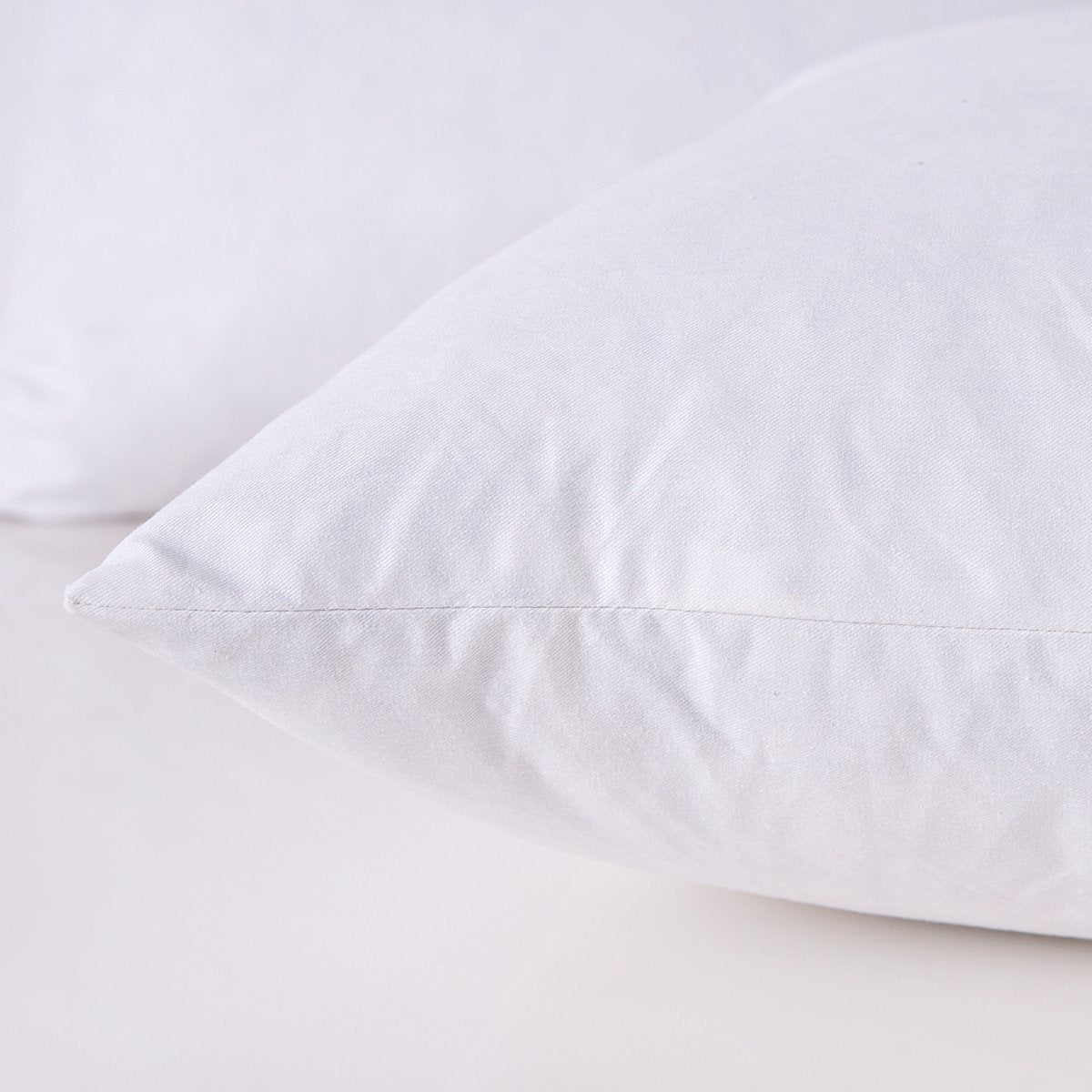 HOMESJUN gros plan sur texture de plumes et housse coton offrant soutien moelleux