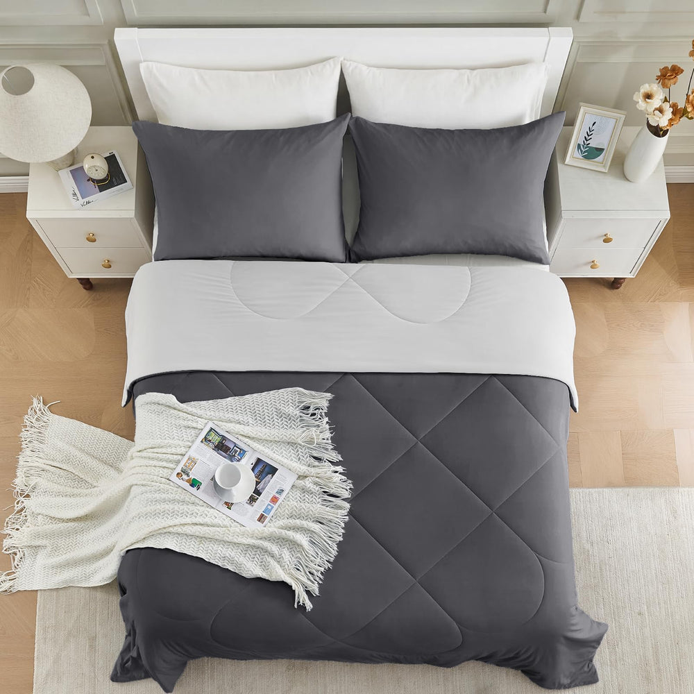 HOMFINE couette utilisée sur un canapé pour lecture, montrant polyvalence et confort