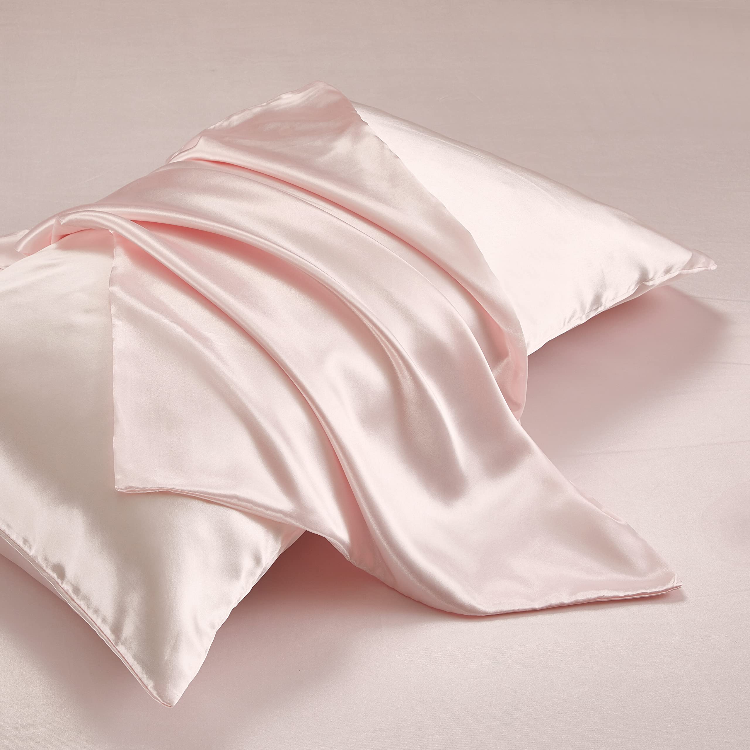HommxJF drap plat posé sur lit Queen, finition brillante et uniforme