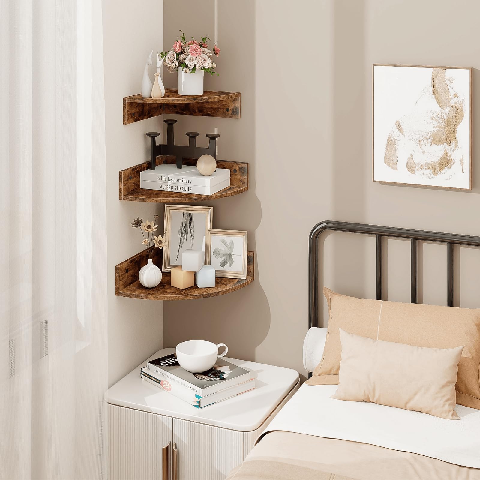 Homode étagère en salle de bain avec accessoires illustrant rangement sécurisé