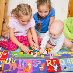 HOMORE enfant assis sur le tapis coin lecture favorise concentration